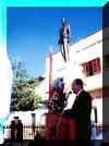 Dedicacin de la estatua en su honor, Plaza Granado, 1999 (57549 bytes)